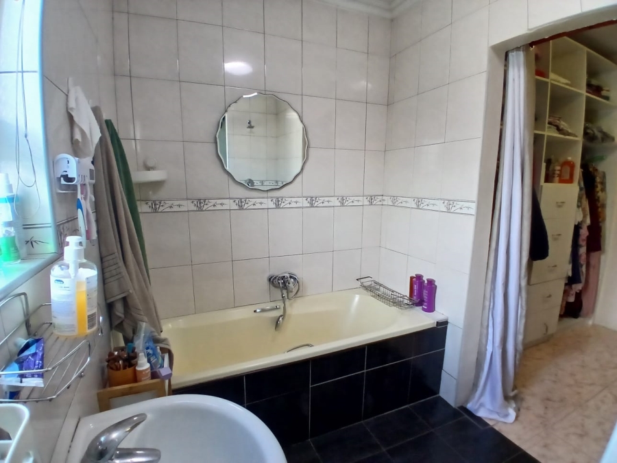 4 Bedroom Property for Sale in Devon Park Western Cape